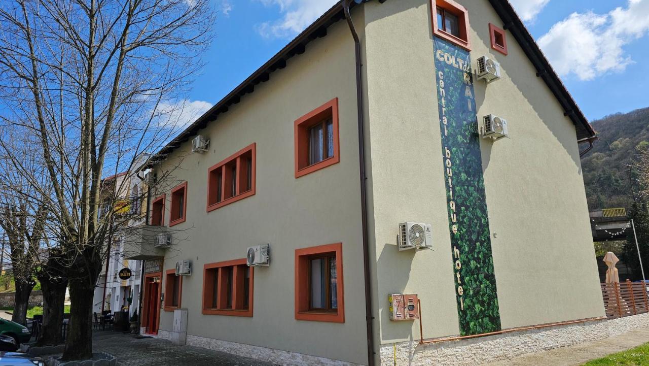 Colt De Rai Resita Acomodação com café da manhã Exterior foto
